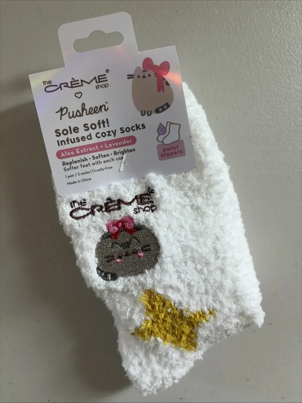 THE CREME SHOP PUSHEEN SOLE SOFT INFUSED SOCKS ALOE, WHITE, STARS NEW